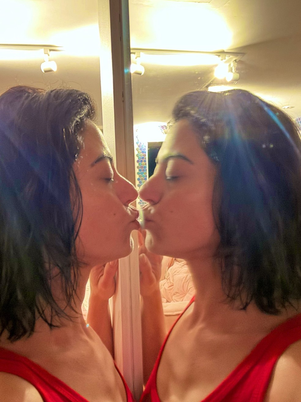 Carol Castro beija reflexo no espelho ao comemorar o Dia do Beijo — Foto: Reprodução/X