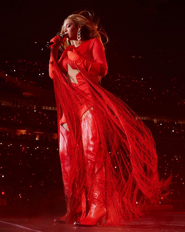 Beyoncé interrompe show após carro suspenso inclinar durante performance