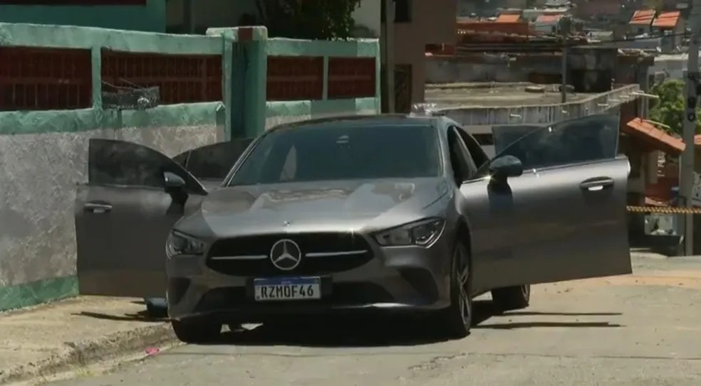 Carro Mercedez Bens de Marcelinho Carioca encontrado em Itaquaquecetuba — Foto: Reprodução/Balanço Geral Record