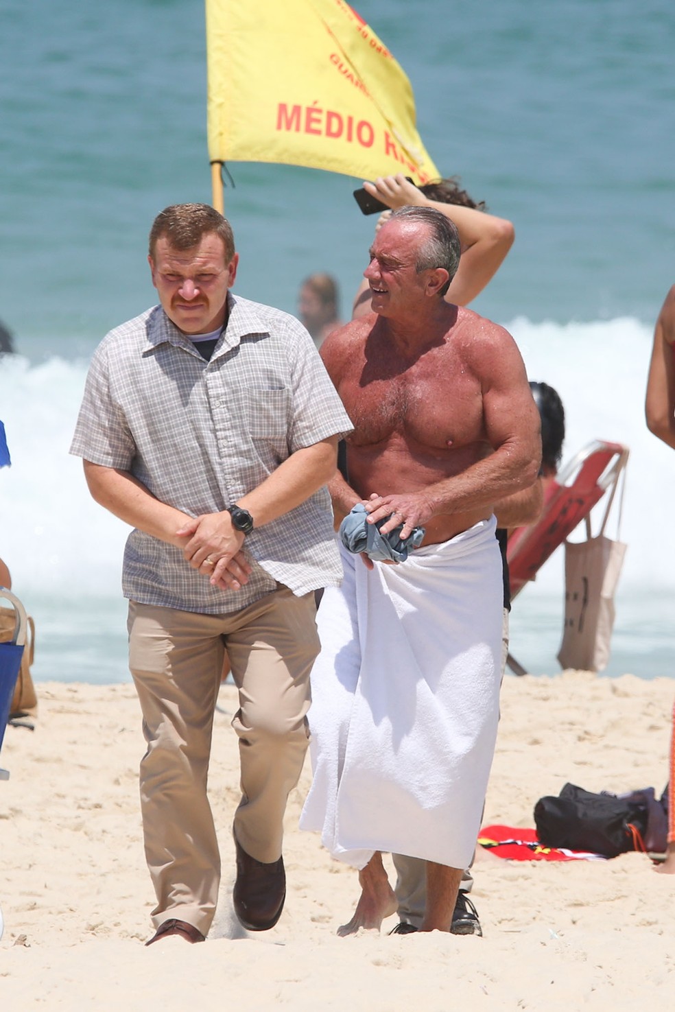 Robert F. Kennedy Jr., pai de Conor Kennedy e secretário de saúde dos EUA, aproveita praia no Rio de Janeiro antes do casamento do filho com Giulia Be — Foto: AgNews