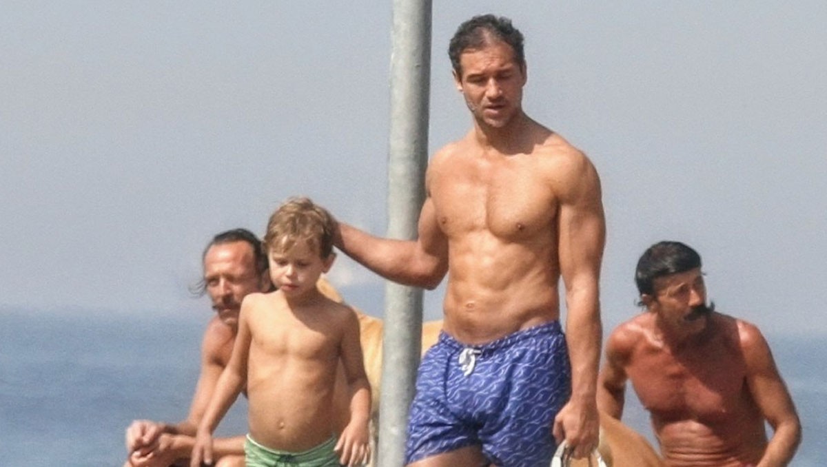 Paulo Rocha curte fim de semana dos pais com o filho na Zona Sul do Rio