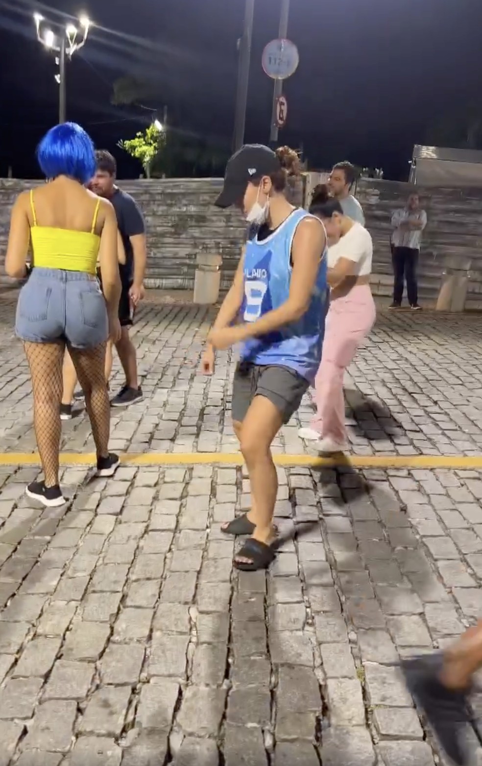 Anitta se disfarça e curte Carnaval de Salvador nas ruas: 'Ninguém