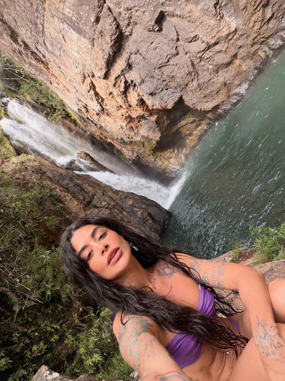 Em cachoeira, Aline Campos ostenta abdômen trincado e tatuagens que restaram após processo de remoção — Foto: Reprodução/Instagram