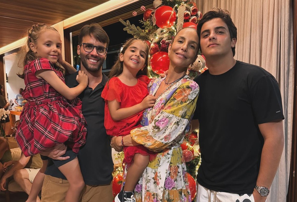 Ivete Sangalo e Daniel Cady com os filhos, Helena, Marina e Marcelo  Foto: Instagram