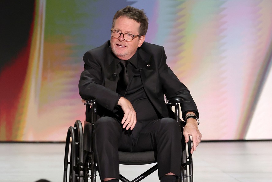 Michael J. Fox leva o Prêmio Humanitário Bob Hope no Emmy 2026