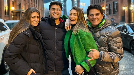 César Filho e Elaine Mickely curtem NY com os filhos : "Família é onde mora a alegria e o amor"