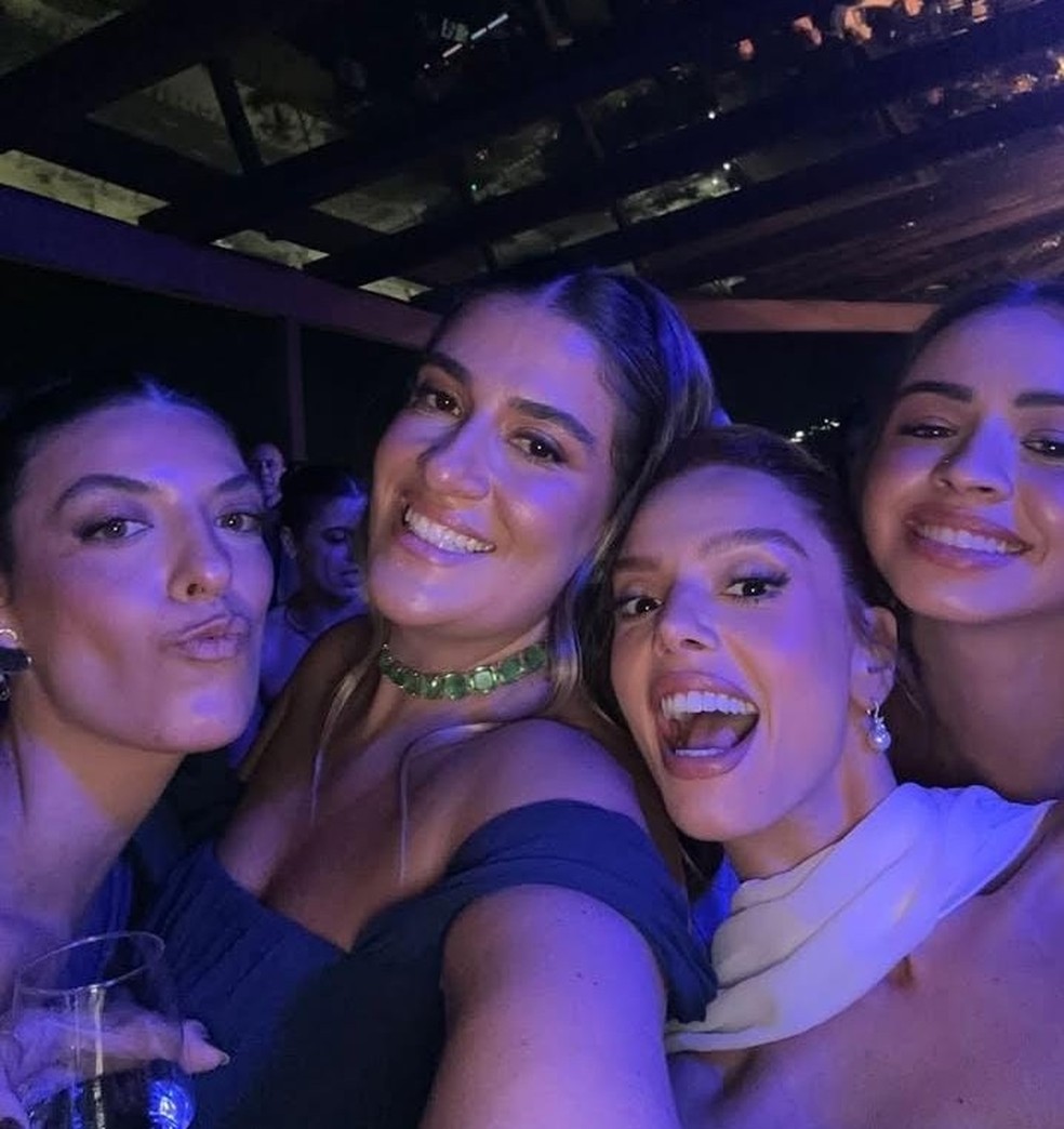 Giovanna Lancellotti com as amigas Bia Palermo, Laura Cassine e Gabriel Murat — Foto: Reprodução/Instagram