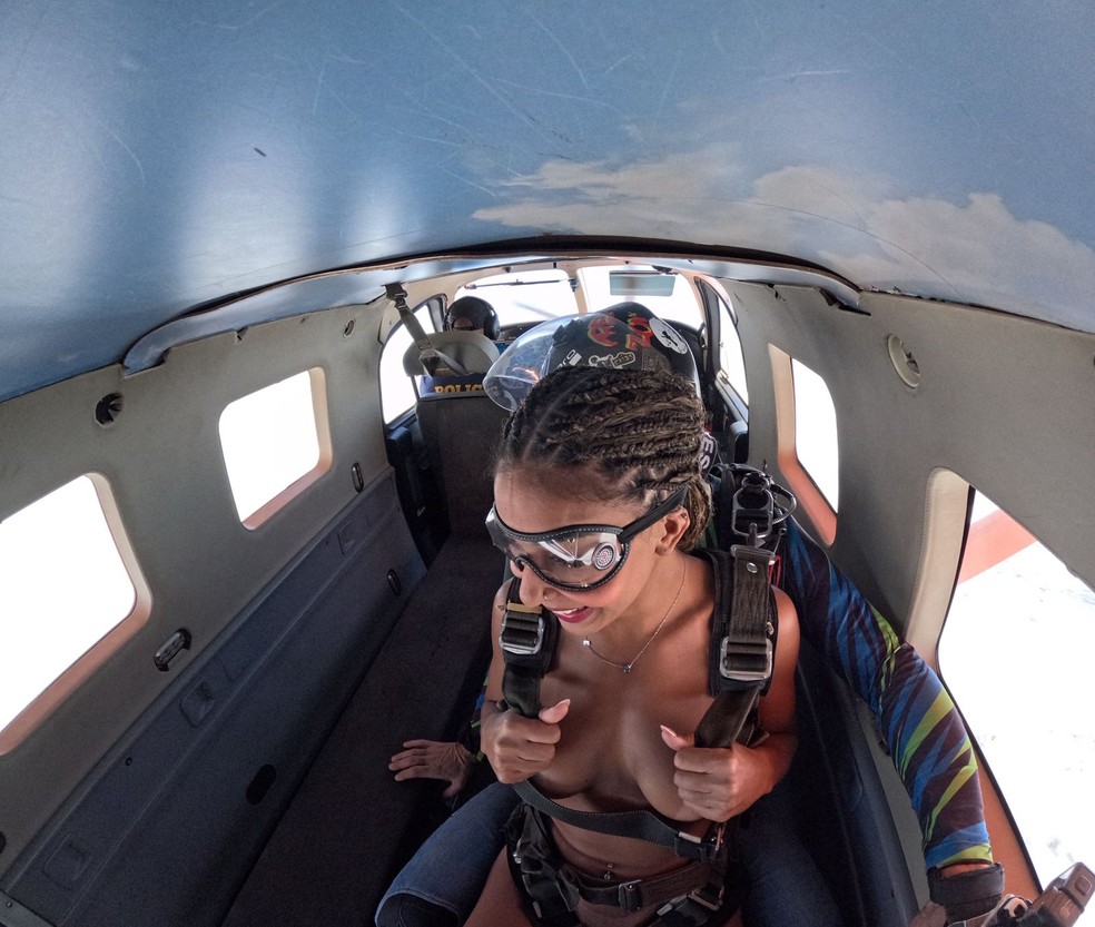 Emelly Souza salta nua de paraquedas e tenta entrar pro Guinness Book — Foto: @souaemelly | CO Assessoria
