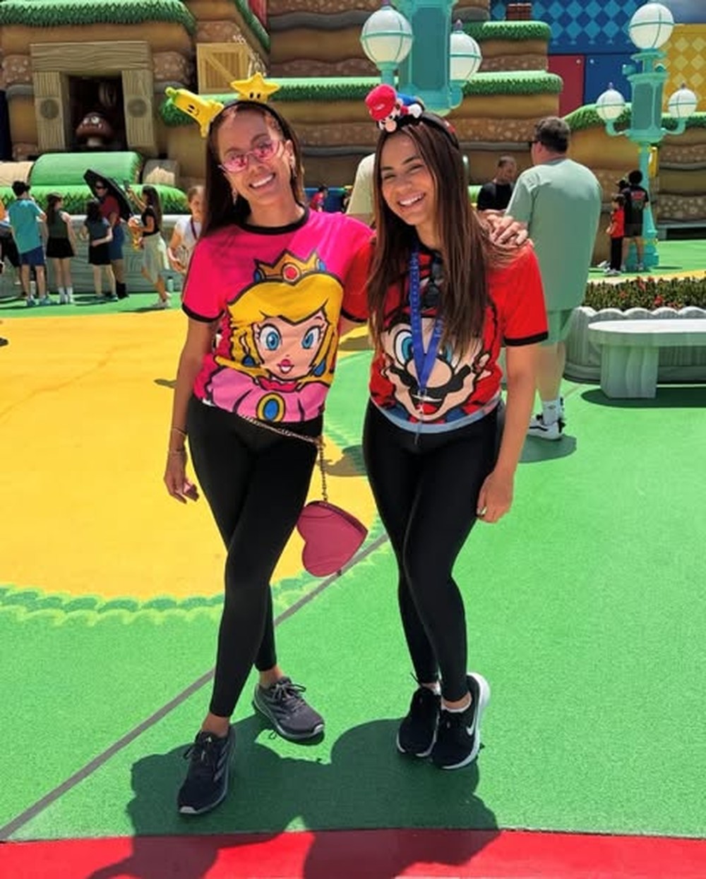 Lexa curte parque temático com noivo e Anitta: 'Incrível'; fotos e vídeos