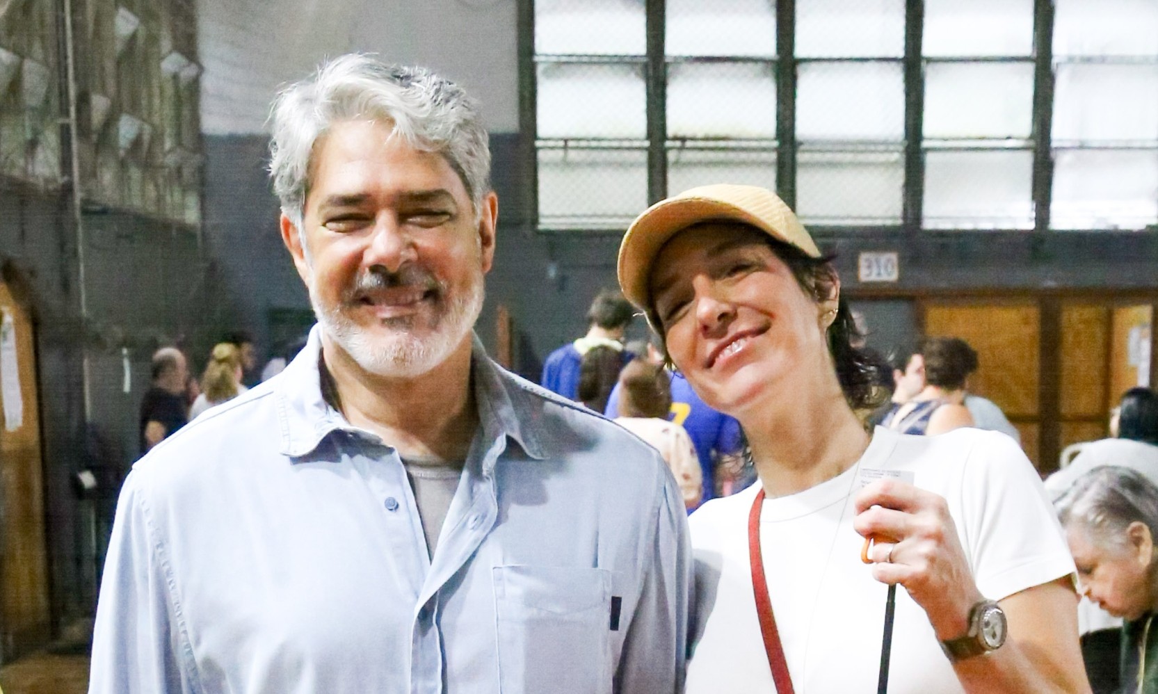 Fora da cobertura eleitoral, William Bonner vota ao lado da esposa