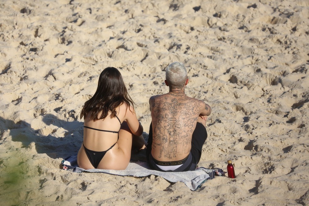Mel Maia e MC Daniel conversam na praia de Grumari, no Rio — Foto: Delson Silva/AgNews