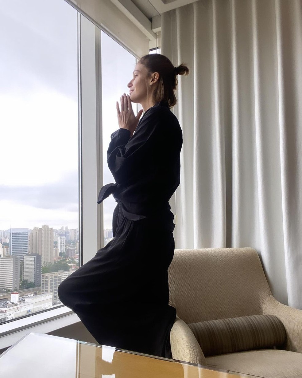 Modelo Carol Francischini tem alta após cirurgia para tratar câncer