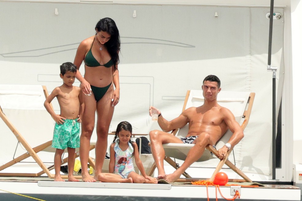 Cristiano Ronaldo, Georgina Rodriguez e os filhos estão em férias na Sardenha — Foto: The Grosby Group