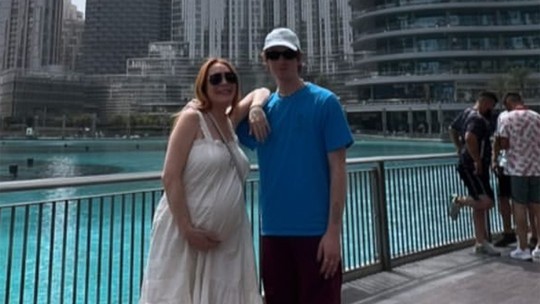 Na reta final da gravidez, Lindsay Lohan exibe barrigão em viagem a Dubai