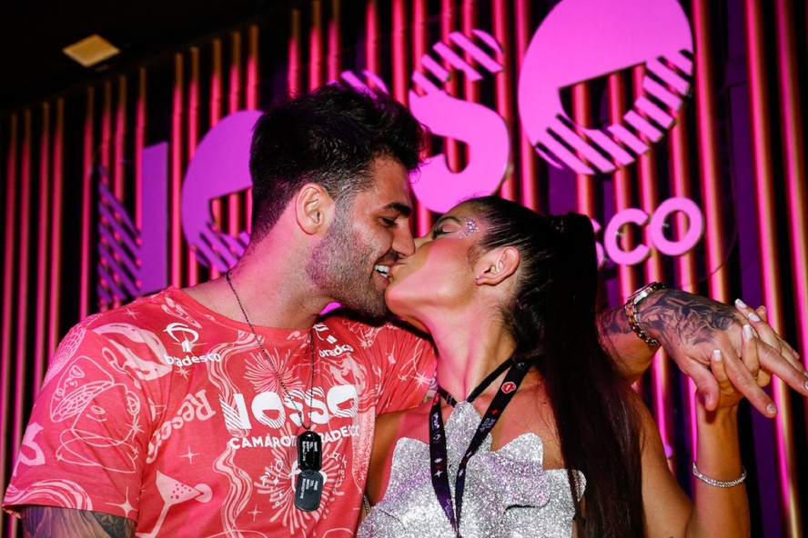 Hariany Almeida troca beijos com o noivo, Netto