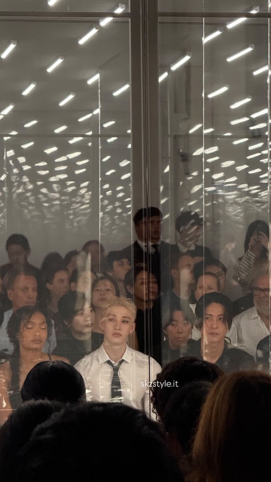 Bang Chan, do Stray Kids, rouba a cena na primeira fila de desfile da Fendi em Milão