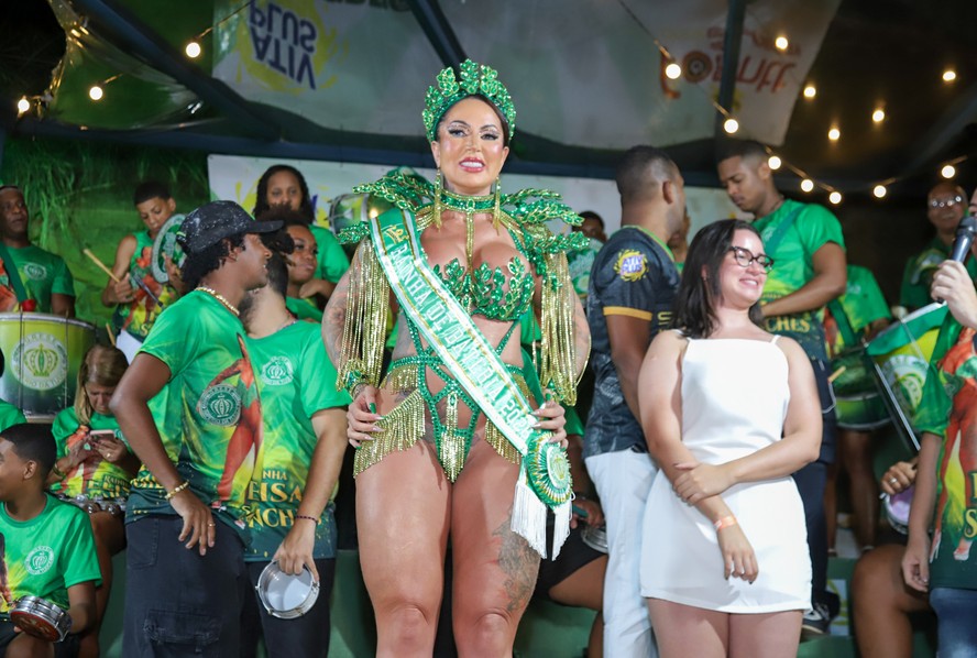 rainha-de-bateria-da-imp-rio-da-tijuca-coroada-ap-s-dividir-opini-es