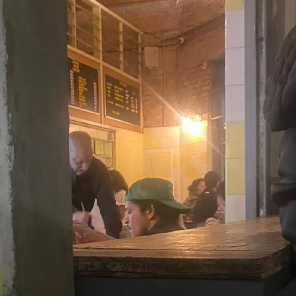 Bruno Mars é flagrado por fãs curtindo bar em São Paulo; vídeo