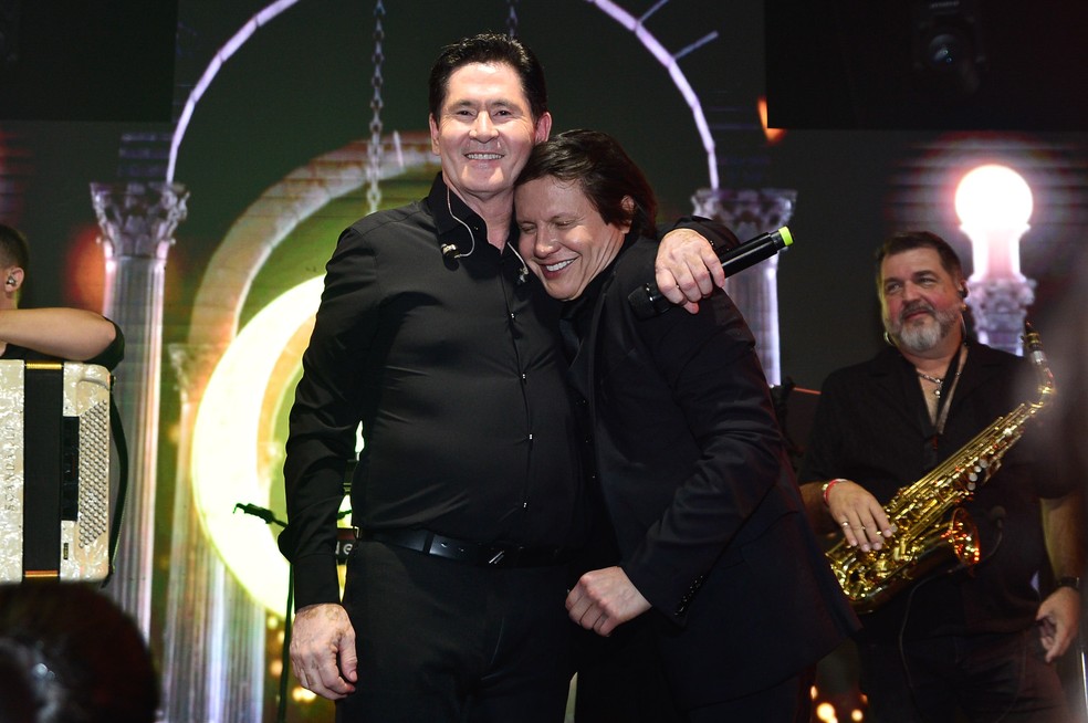 Gian e Giovani cantam na festa de aniversário de 60 anos do cantor Marrone — Foto: Eduardo Martins/BrazilNews