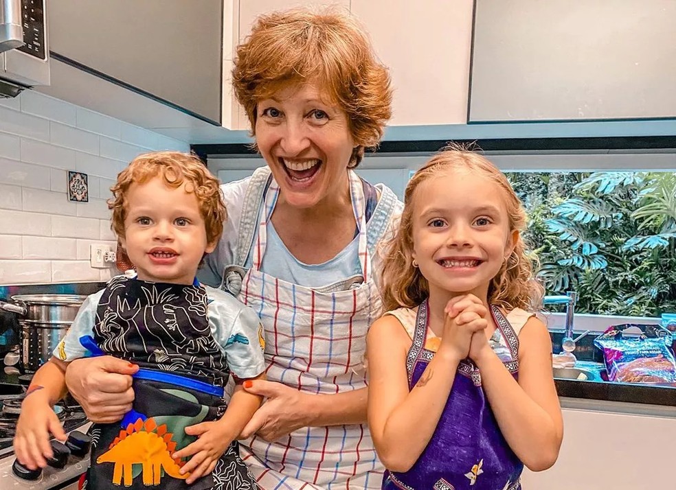 Sônia Bridi com Aurora e Valentim, seus netos — Foto: Reprodução/Instagram