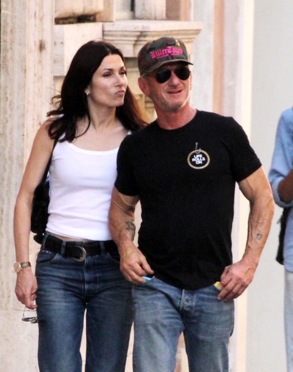 Sean Penn troca beijões com a namorada 19 anos mais nova em viagem