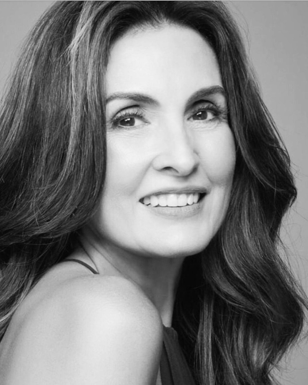 Fátima Bernardes faz antes e depois com foto de início da carreira na