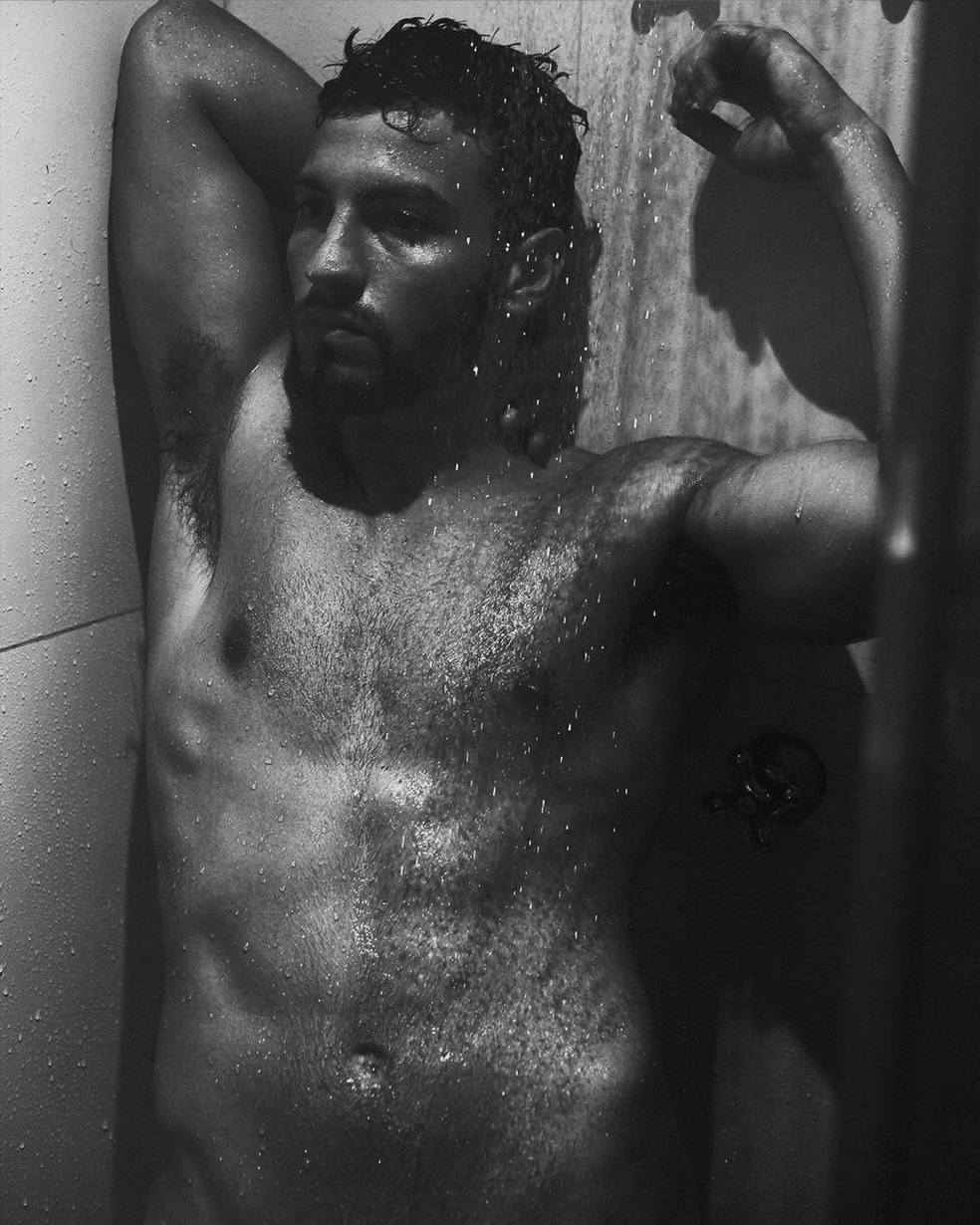 Henrique Barreira faz ensaio sensual no chuveiro e leva web à loucura — Foto: @m.tansi