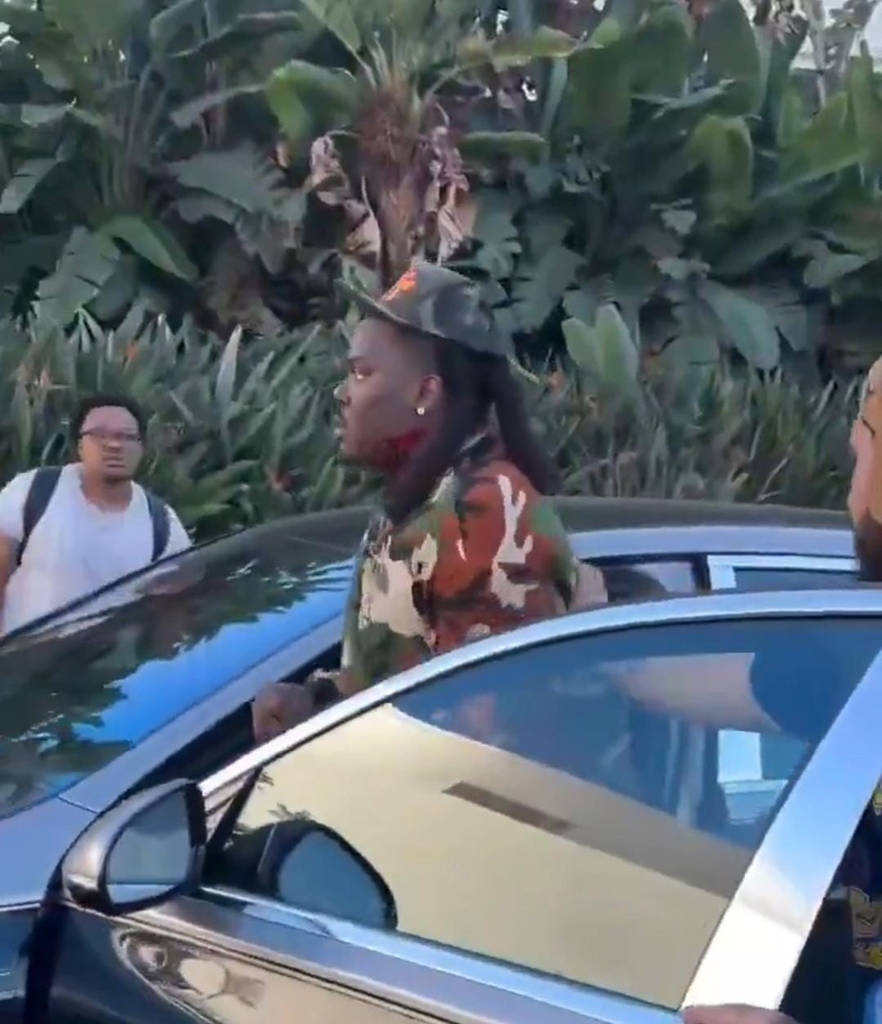 Rapper Lucki é esfaqueado no rosto em ataque com quatro feridos — Foto: Reprodução/X