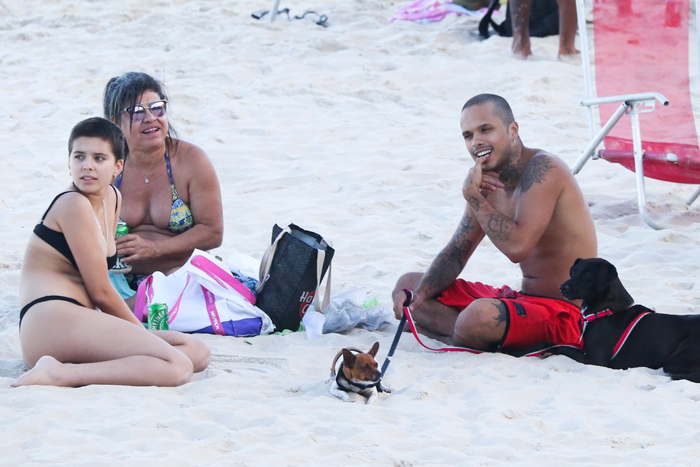 Vitão curte praia com a cantora Flor Gil — Foto: Dilson Silva/AgNews