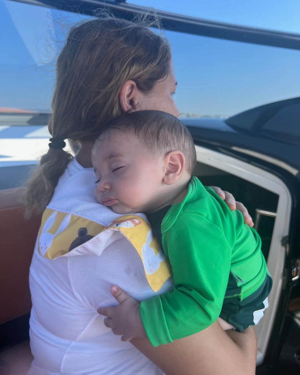 Luca dormindo após passeio de barco — Foto: Reprodução/Instagram
