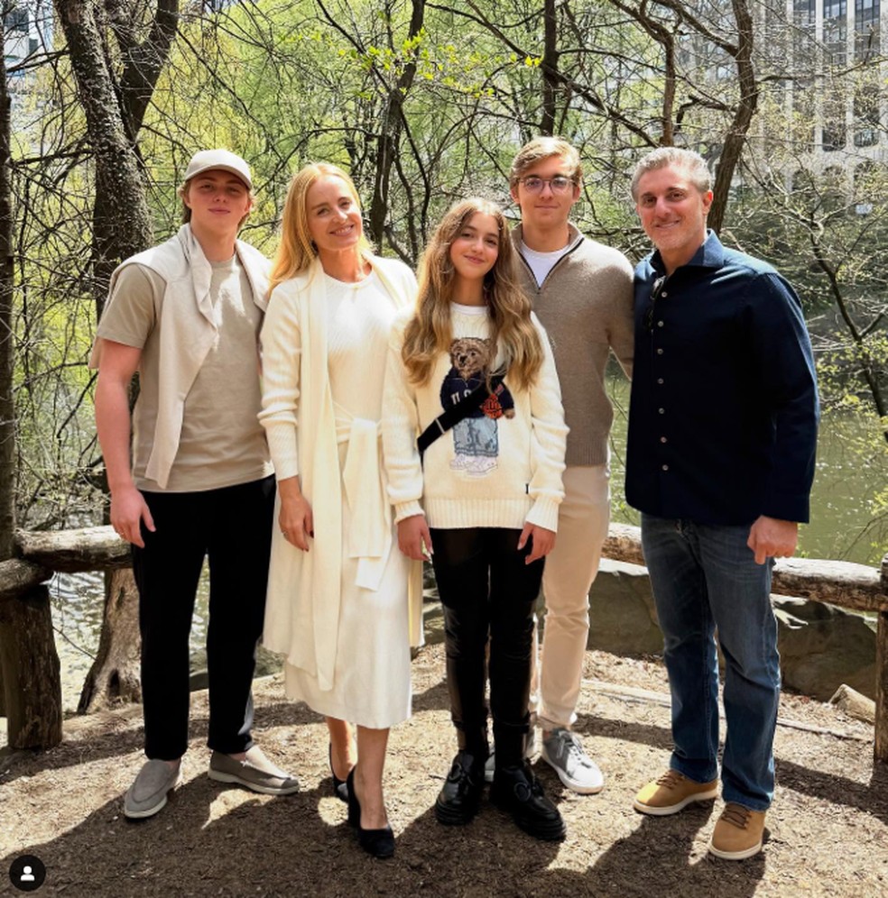 Luciano Huck e Angélica com os filhos Joaquim, Benício e Eva — Foto: Reprodução Instagram