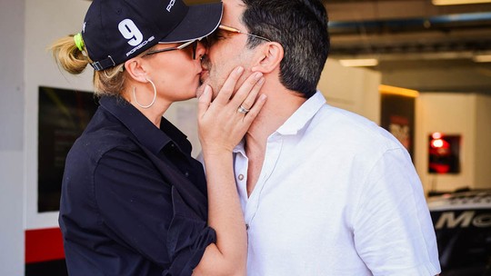 Ana Hickmann beija muito Edu Guedes antes de corrida do chef em SP