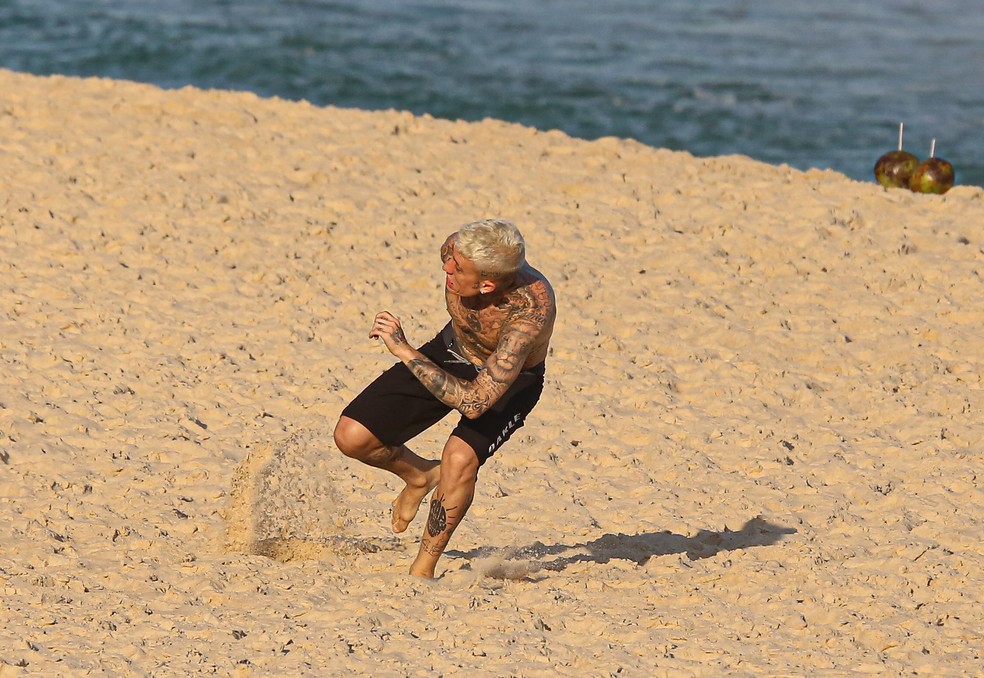 MC Daniel jogando altinha na Praia de Grumari no Rio — Foto: Delson Silva/AgNews