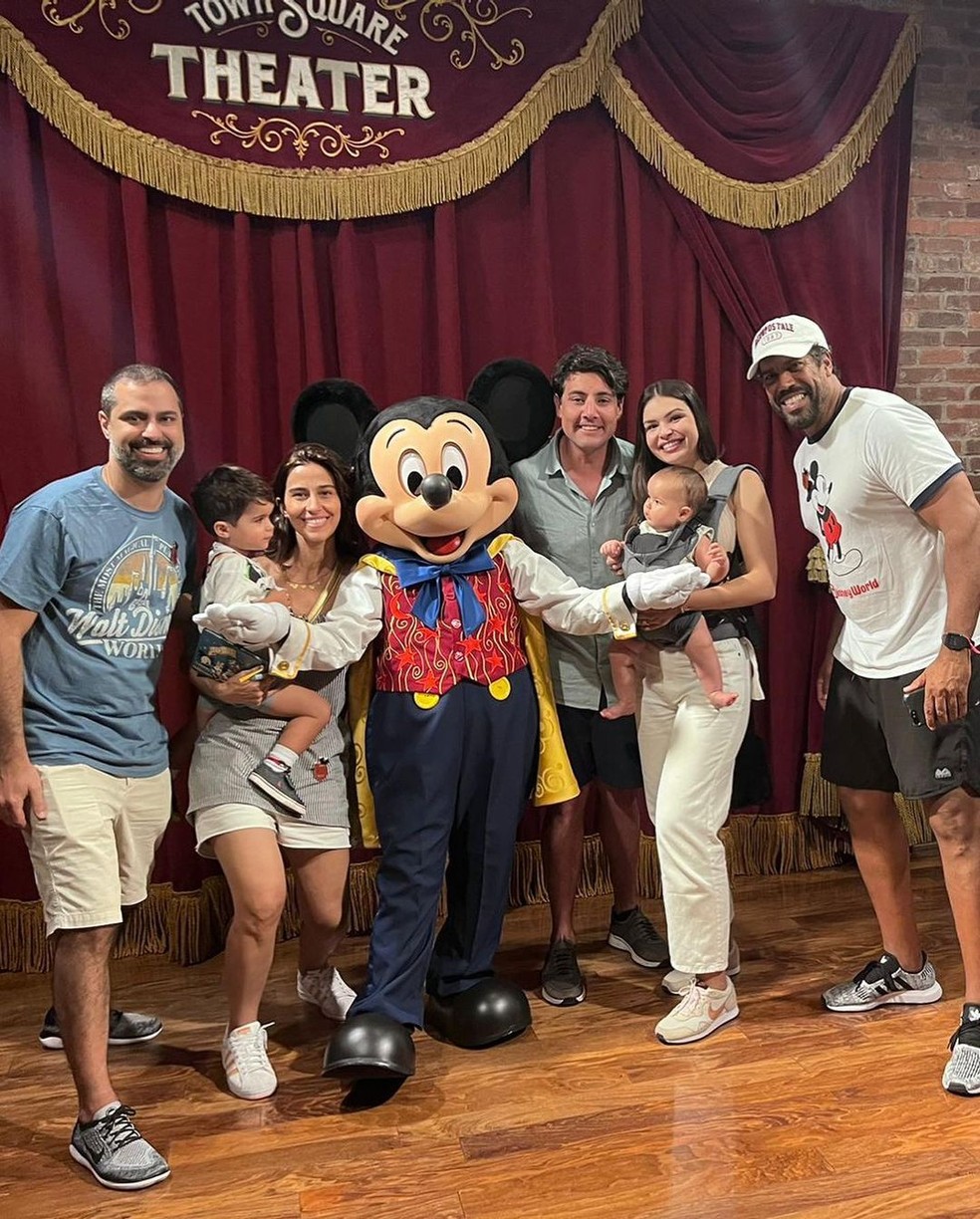  Bruno de Luca, Sthéfany Vidal e Aurora posam com Mickey Mouse na Disney — Foto: Reprodução/Instagram