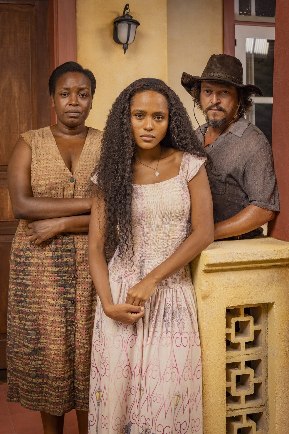 Quitéria (Belize Pombal), Maria Santa (Duda Santos) e Venâncio (Fabio Lago) em 'Renascer' — Foto: Fábio Rocha/TV Globo