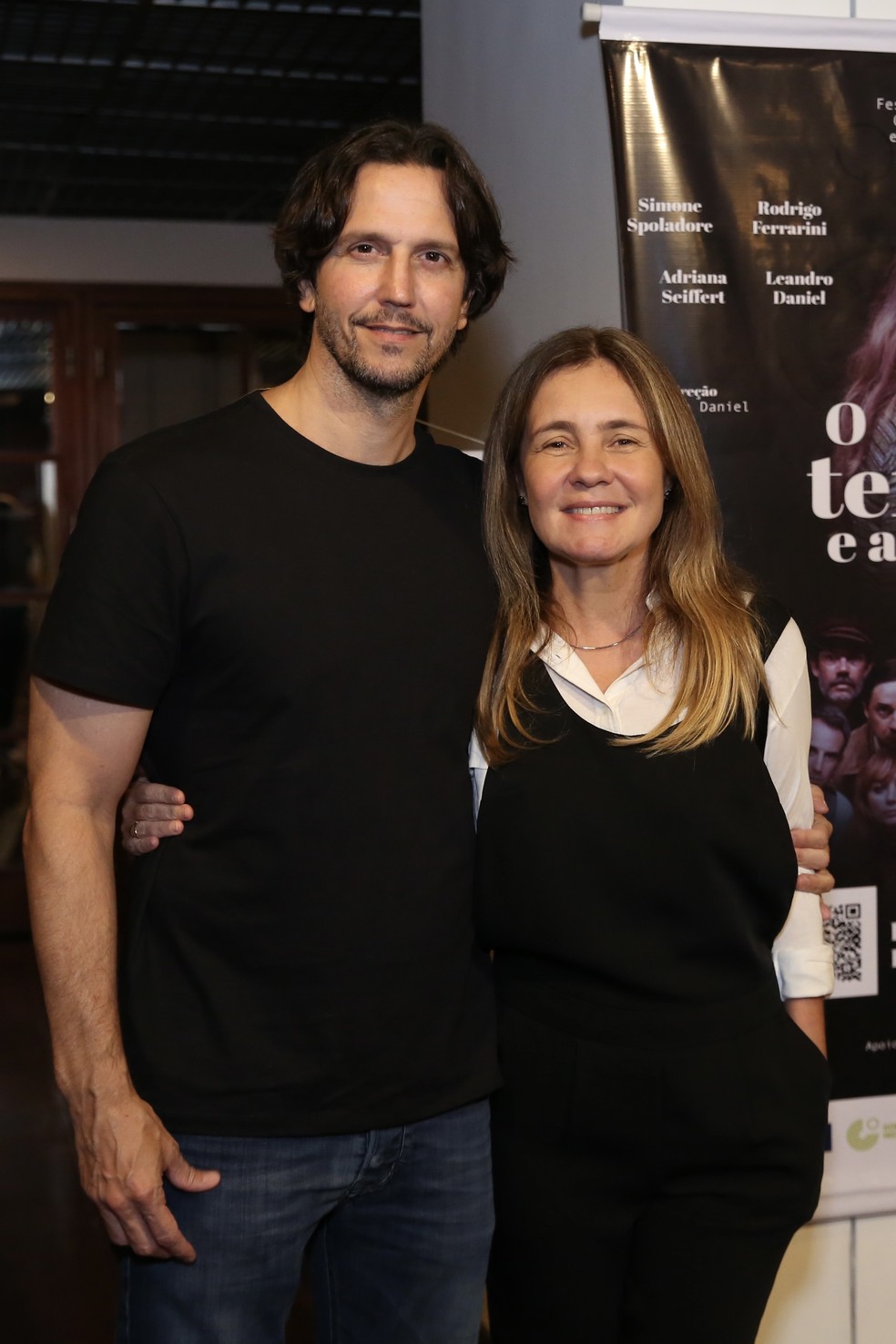 Adriana Esteves e Vladmir Britcha prestigiam a peça 'O Tempo e A Sala'  — Foto: Roberto Filho/ Brazil News