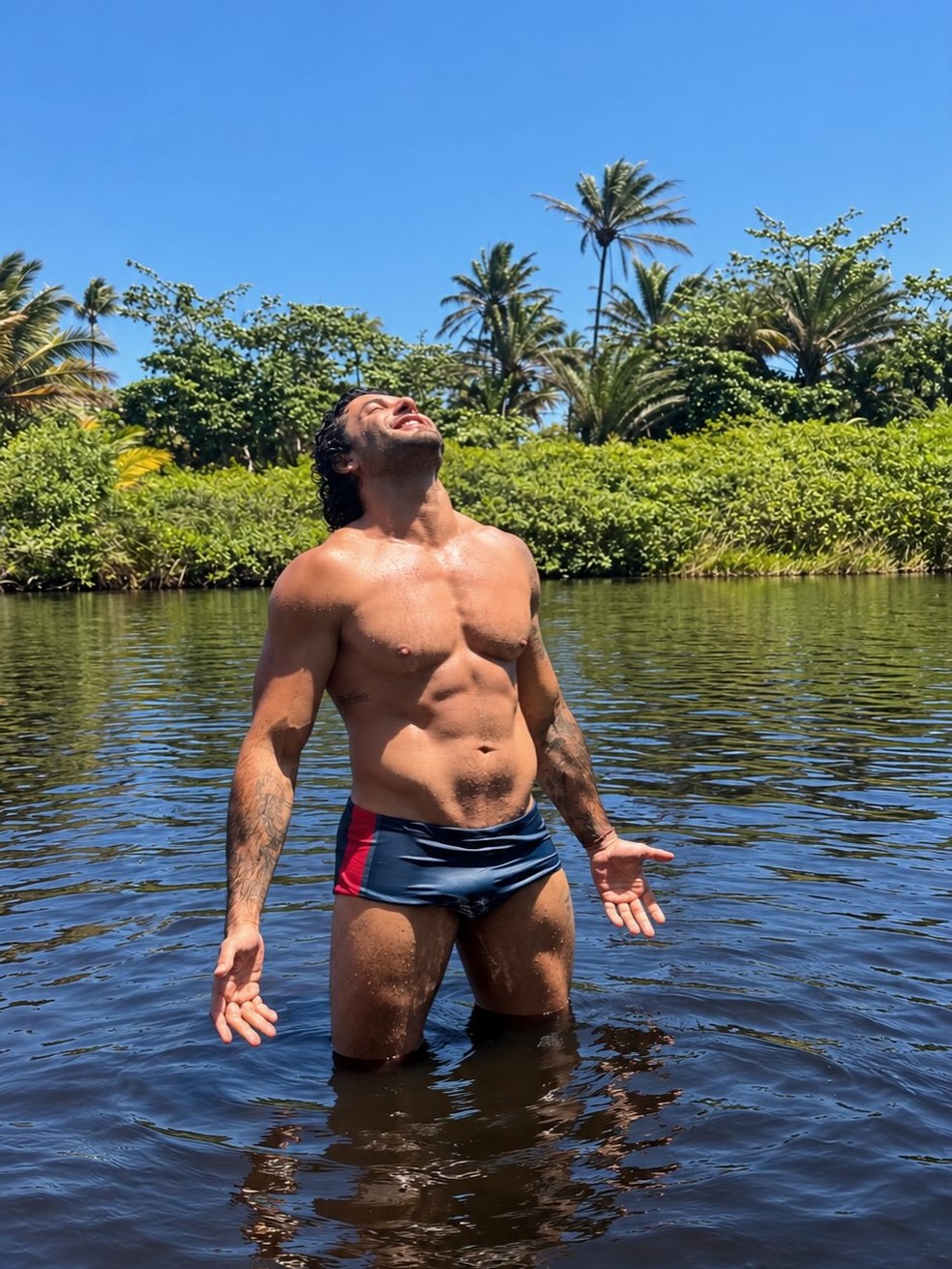 Jesus Luz em praia da Bahia — Foto: Reprodução/Instagram