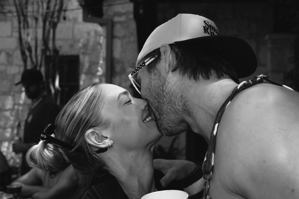 'Novo Tom Cruise', Glen Powell assume namoro com foto de beijo na web