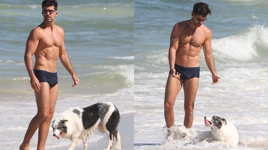 Marcos Pitombo toma banho de mar com sua cachorra no Rio