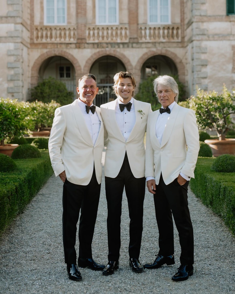 Jake abre álbum de casamento com Millie — Foto: Sandra von Riekhoff