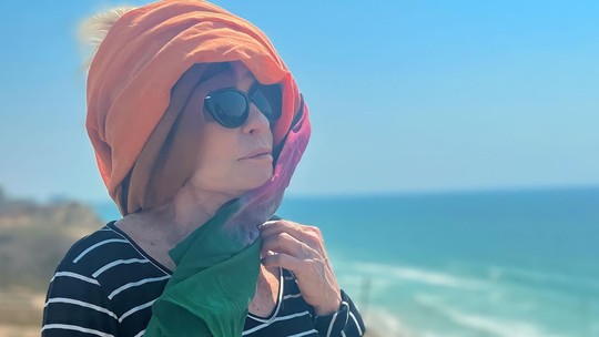Ana Maria Braga improvisa turbante para curtir brisa do mar em Israel