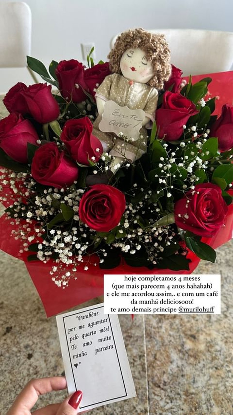 Flores de Versiani em comemoração aos quatro meses de namoro — Foto: Reprodução / Instagram