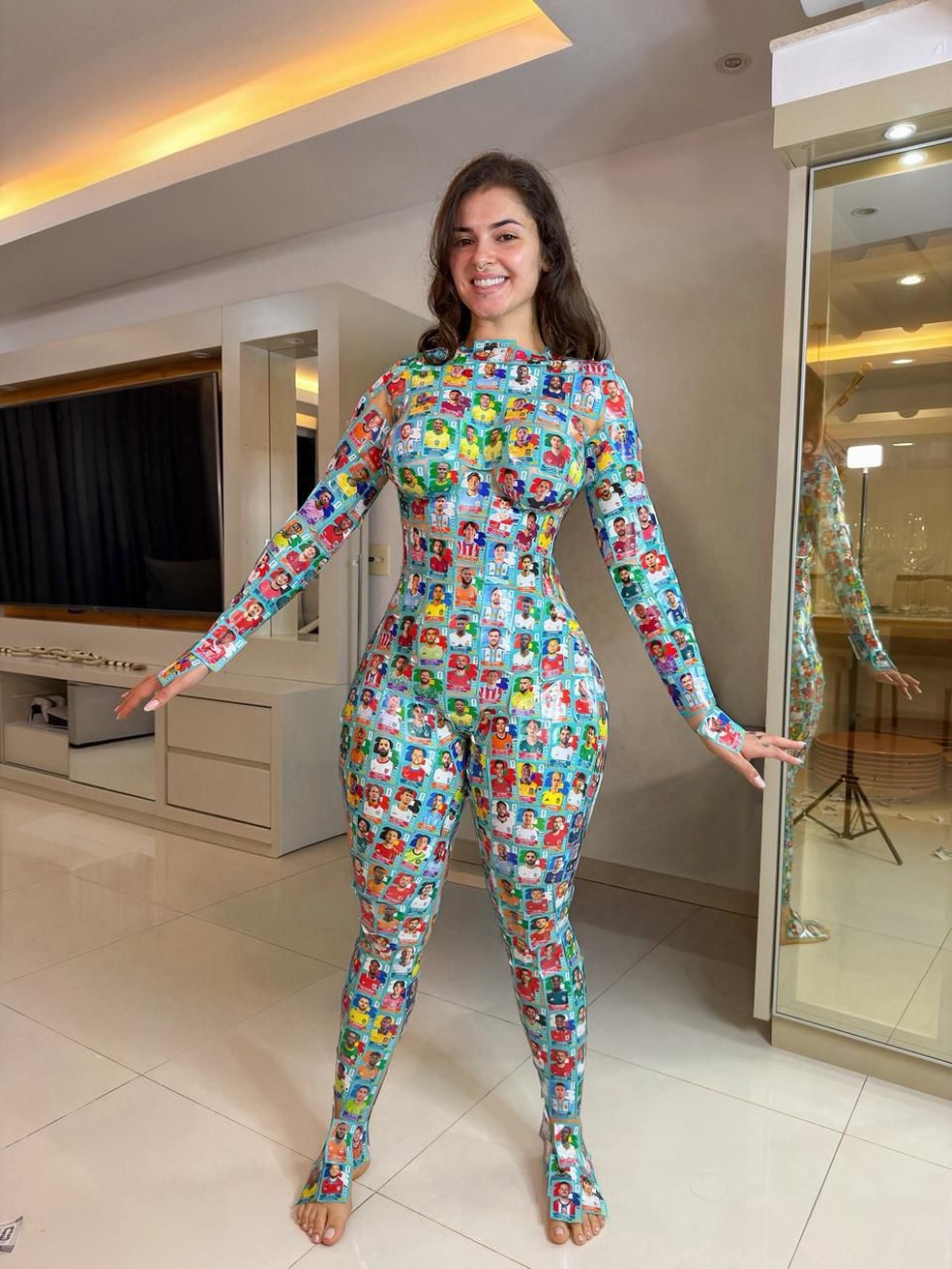 Kerolay Chaves transforma o próprio corpo em álbum da Copa do Mundo — Foto: @kerolay_chaves | CO ASSESSORIA