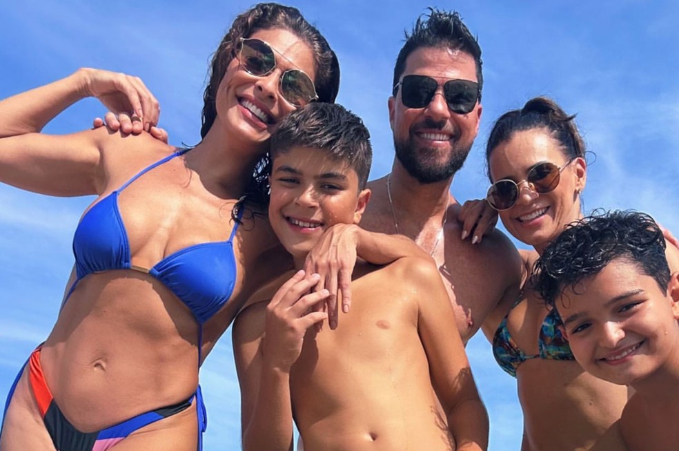 Juliana Paes com o marido, filho e amigos — Foto: Reprodução/Instagram