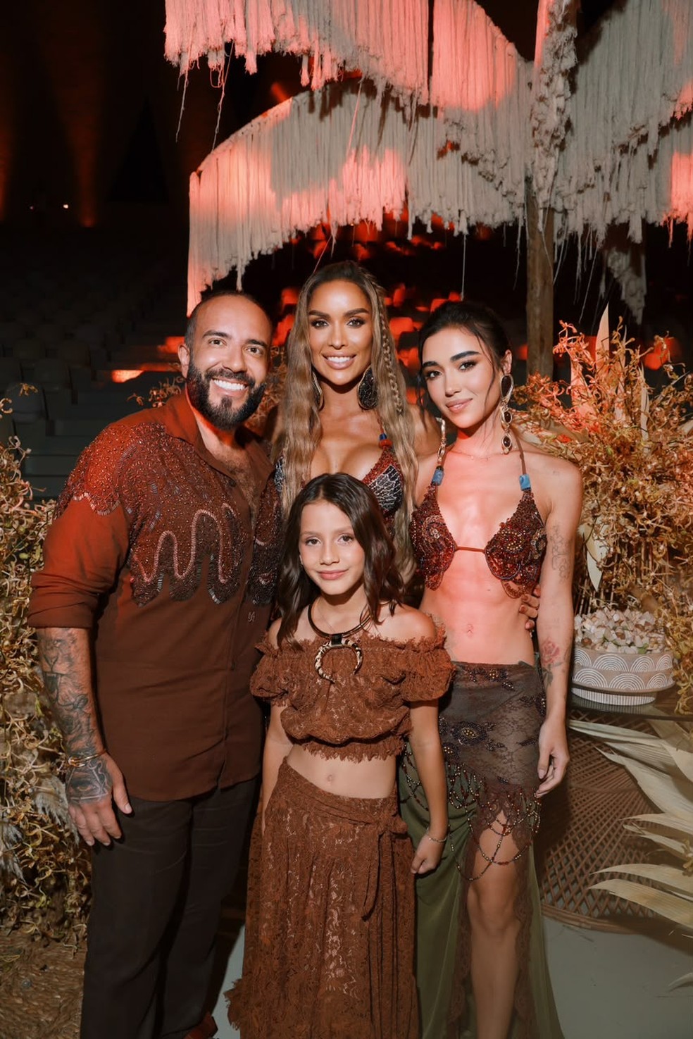 Tati Barbieri com o marido, Roman Shakal, e as filhas, Vitta e Sthe — Foto: Divulgação RG PRESS/ @conradis
