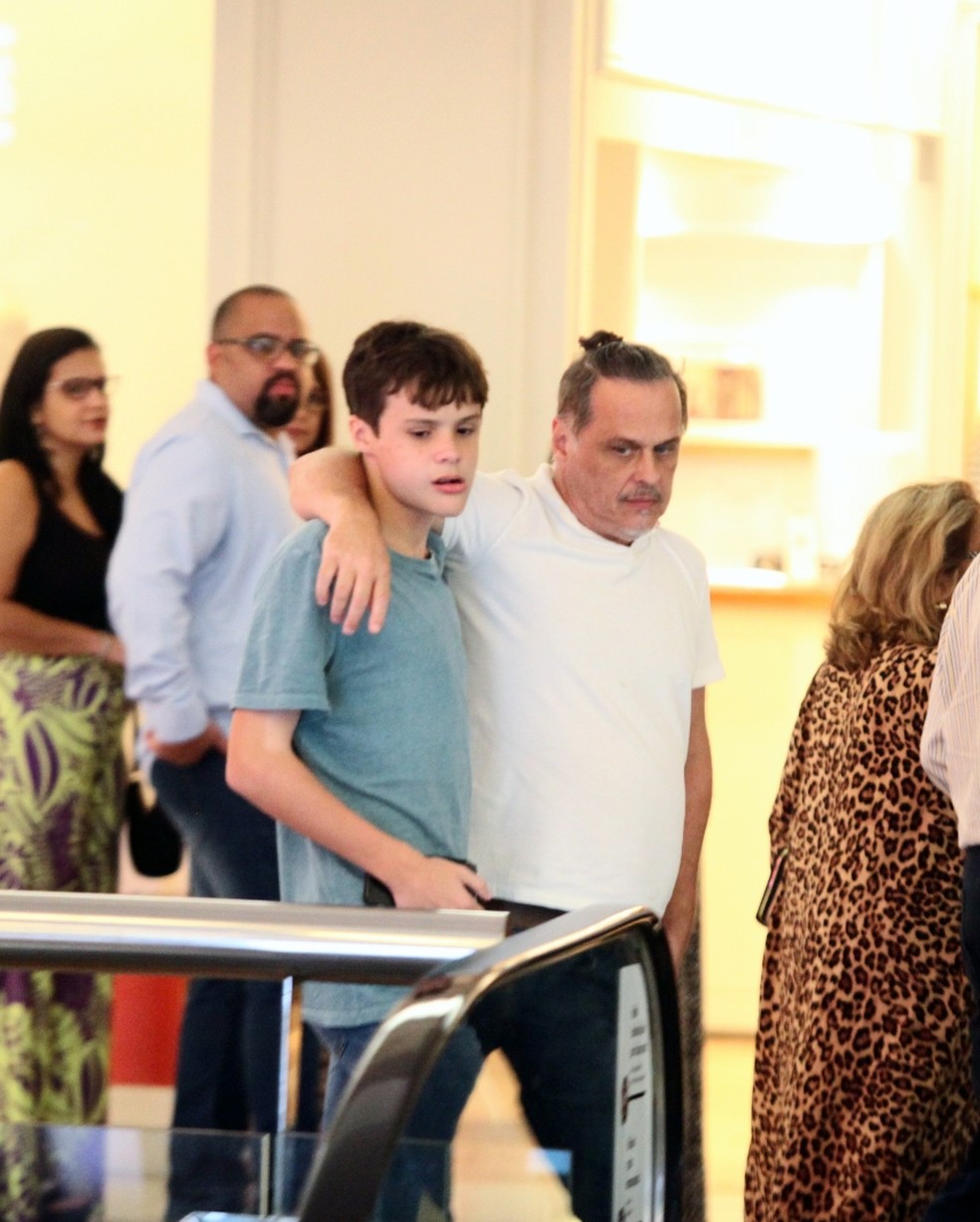 Guilherme Fontes e o filho caçula, Carlos — Foto: Adão/AgNews