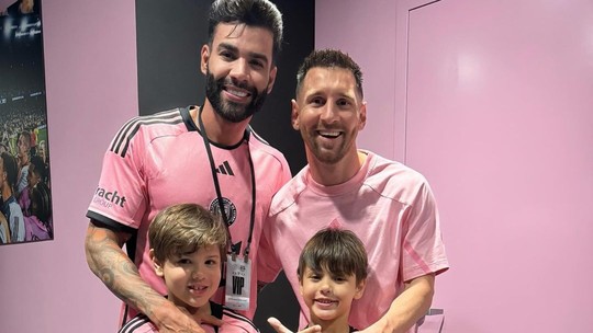 Gusttavo Lima leva filhos para conhecer Lionel Messi: 'Ídolo'