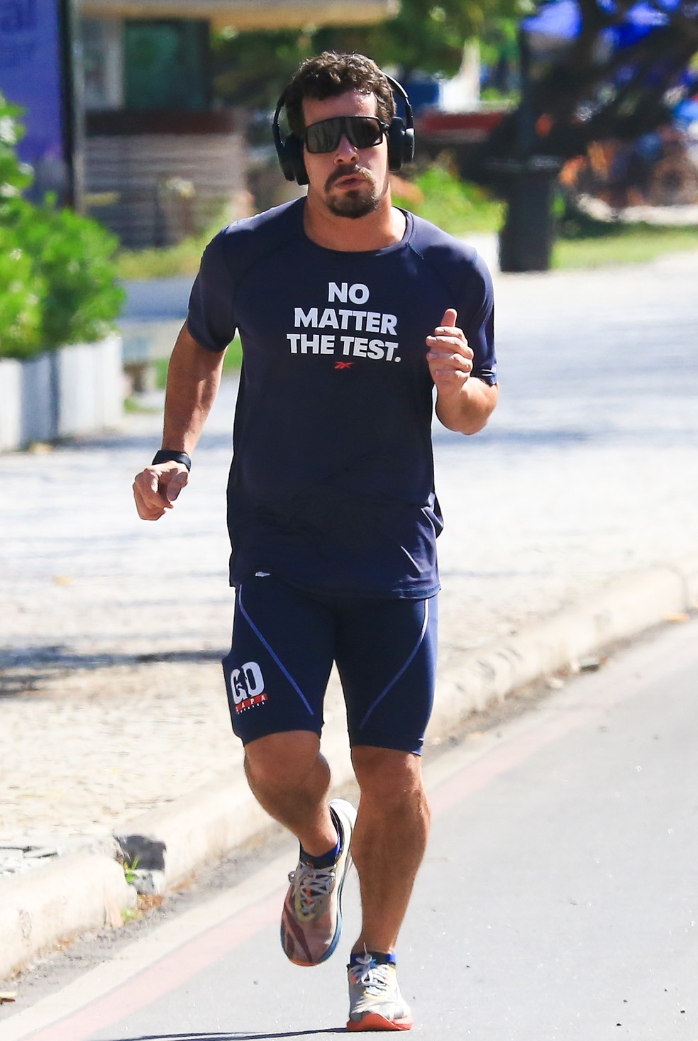 Thiago Martins correndo na orla da Barra da Tijuca &mdash; Foto: Fabr&iacute;cio Pioyani/ Agnews