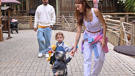 Thaila Ayala e Renato Góes se divertem em passeio com os filhos por zoológico