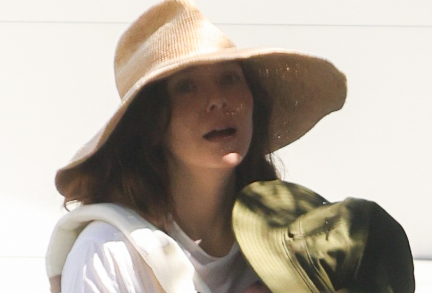 Elizabeth Olsen dá à luz o primeiro filho e é clicada com bebê nos braços; amplie